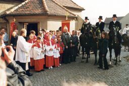 Bild: Übergabe des Kreuzes beim Osterreiten in Wittichenau