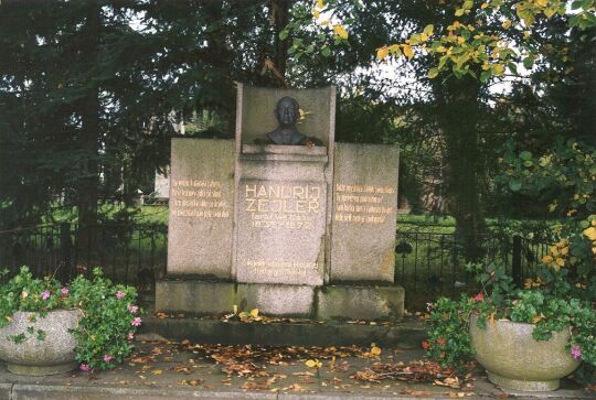 Denkmal des sorbischen Dichters Handrij Zejler auf dem Merktplatz in Lohsa