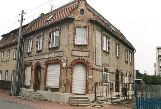 Klinkerverziertes Wohn- und Geschäftshaus in Weißkollm