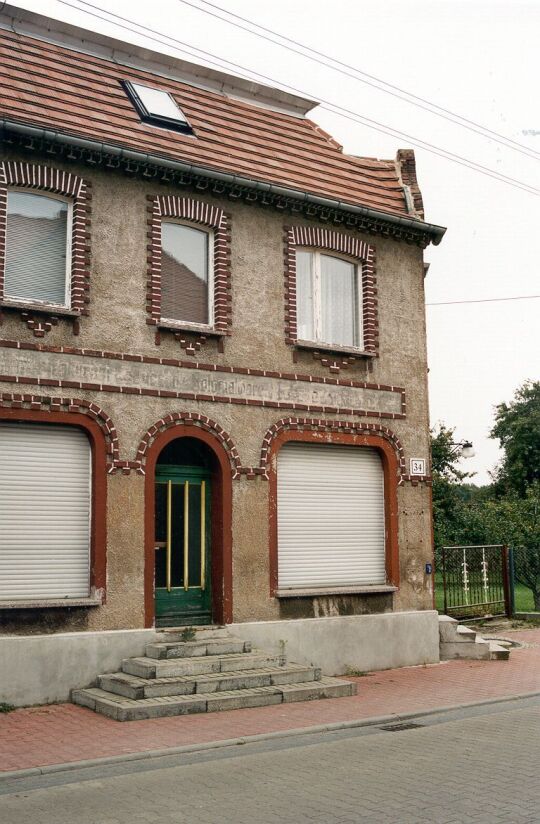 Klinkerverziertes Wohn- und Geschäftshaus in Weißkollm