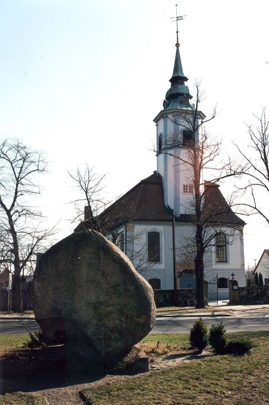 Findling vor der Kirche von Uhyst
