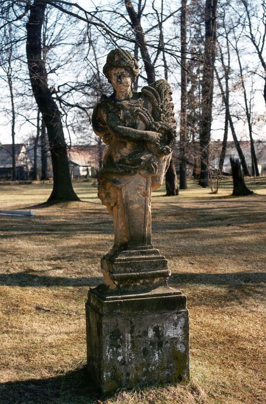 Sandsteinfigur im Schloßpark von Uhyst