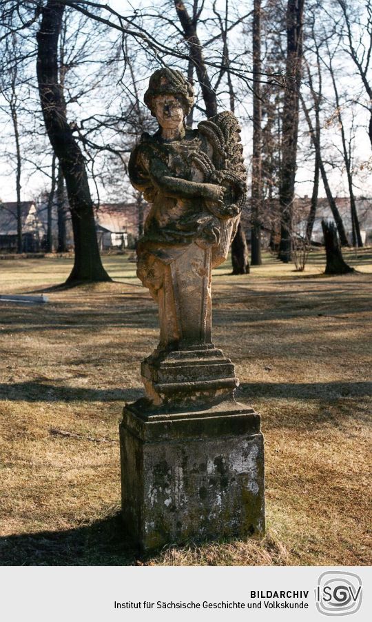 Sandsteinfigur im Schloßpark von Uhyst