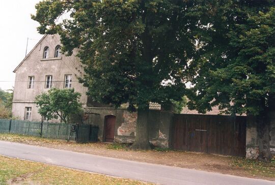 Hofeinfahrt eines Bauernhofes in Dreiweibern