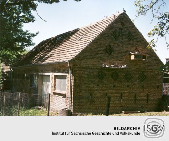 Ziegelschuppen mit Taubenschlag auf der Dorfstraße