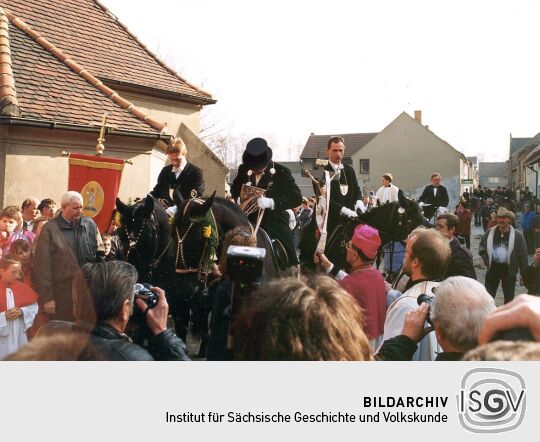 Übergabe des Kreuzes beim Osterreiten in Wittichenau