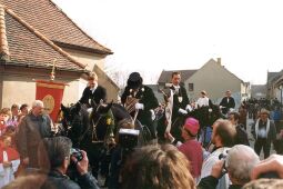 Bild: Übergabe des Kreuzes beim Osterreiten in Wittichenau