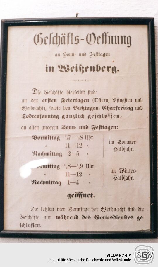Alte Geschäfts-Öffnungszeiten einer Pfefferküchlerei in Weißenberg