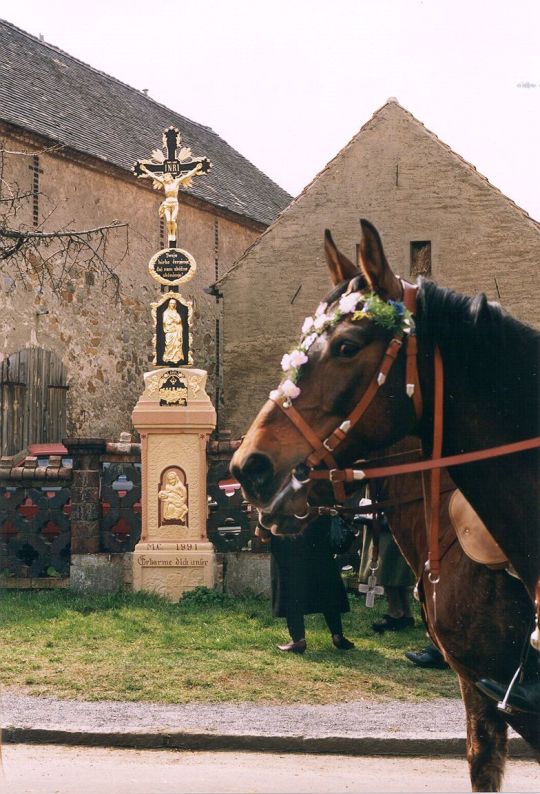 Osterreiter an einem Ralbitzer Kruzifix