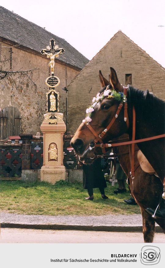 Osterreiter an einem Ralbitzer Kruzifix