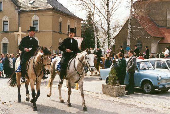 Osterreiter vor der Ralbitzer Kirche