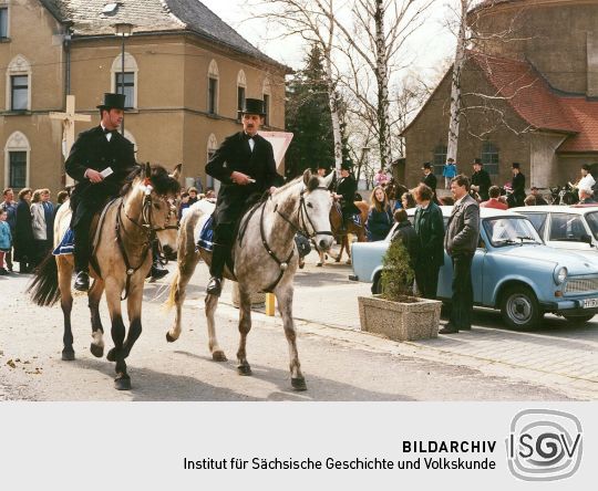 Osterreiter vor der Ralbitzer Kirche