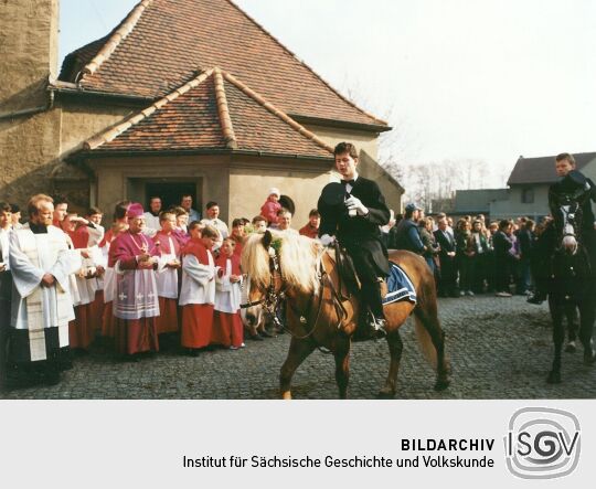 Osterreiter vor der Wittichenauer Kirche