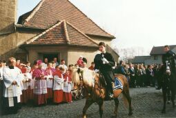 Bild: Osterreiter vor der Wittichenauer Kirche