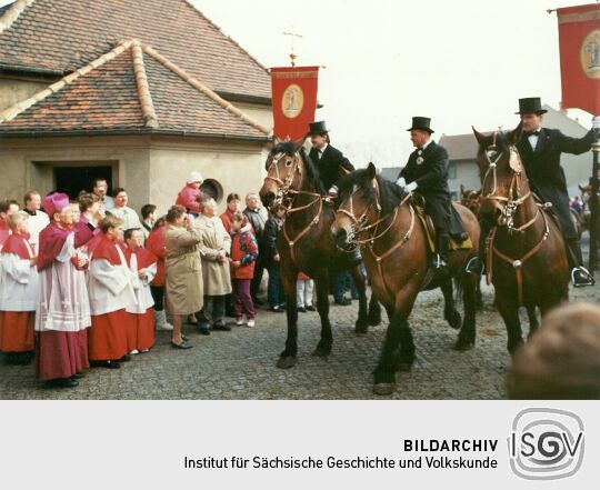 Osterreiter vor der Wittichenauer Kirche