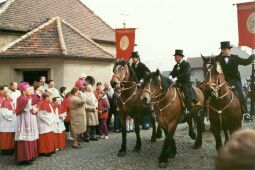Bild: Osterreiter vor der Wittichenauer Kirche