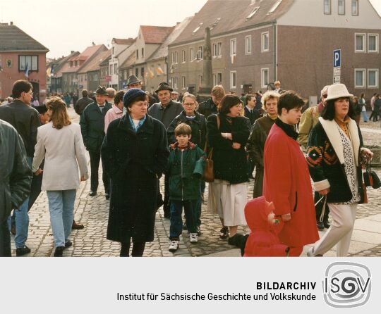 Publikum beim Osterreiten auf dem Wittichenauer Markt