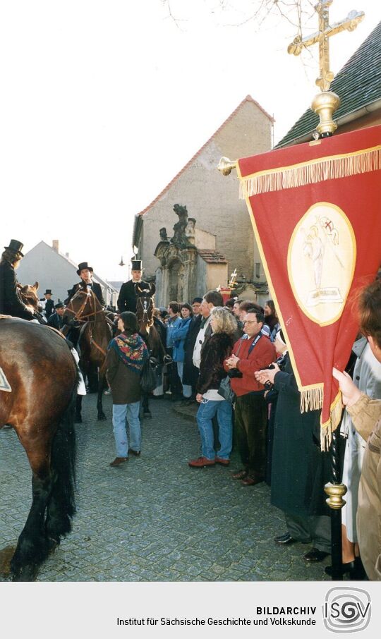 Osterreiter bei der Fahnenübergabe in Wittichenau