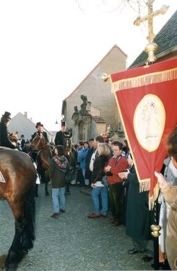 Bild: Osterreiter bei der Fahnenübergabe in Wittichenau