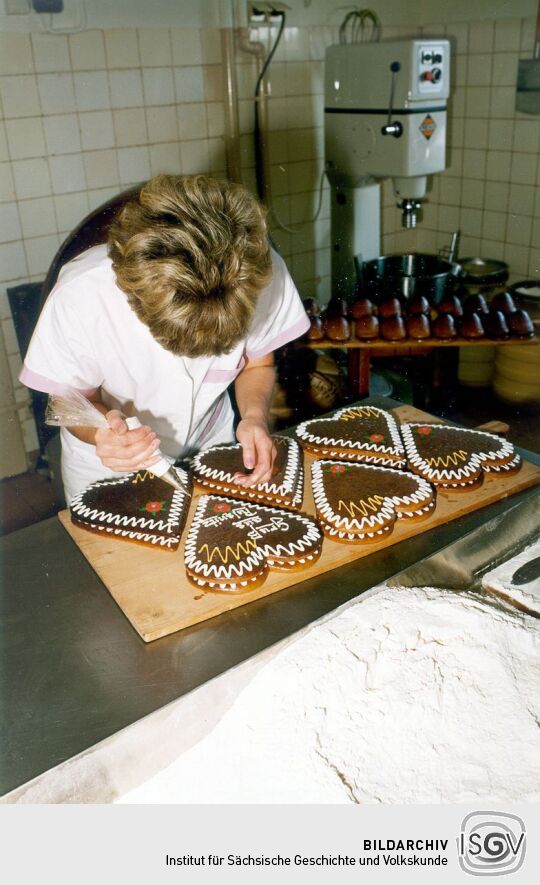 Beim Garnieren der Kuchen in der Pfefferküchlerei Handrick in Pulsnitz