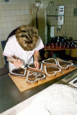 Bild: Beim Garnieren der Kuchen in der Pfefferküchlerei Handrick in Pulsnitz