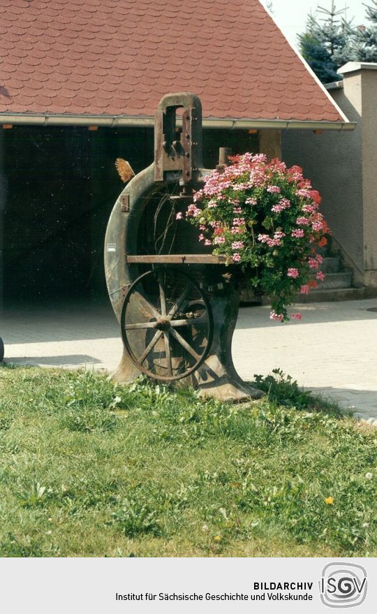 Alte Maschine als Blumenständer