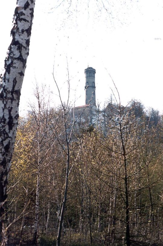 Blick auf den Hochwald-Aussichtsturm in Oybin