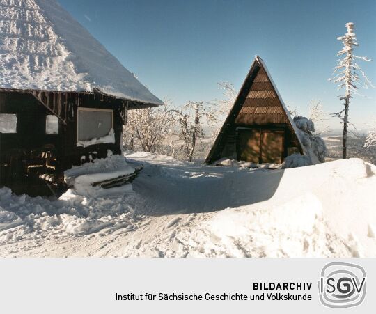 Schutzhütte mit Wegweiser am Kahleberg