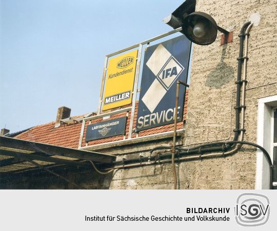 Reklameschilder an der Schmiede in Schönfeld