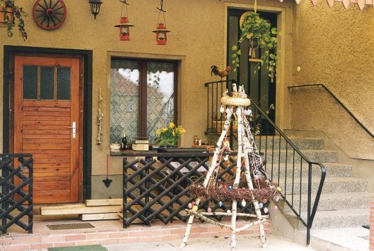 Osterschmuck an einem Wohnhaus in Ponickau