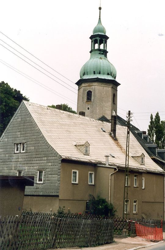 Wohnhaus und Kirche in Schönheide