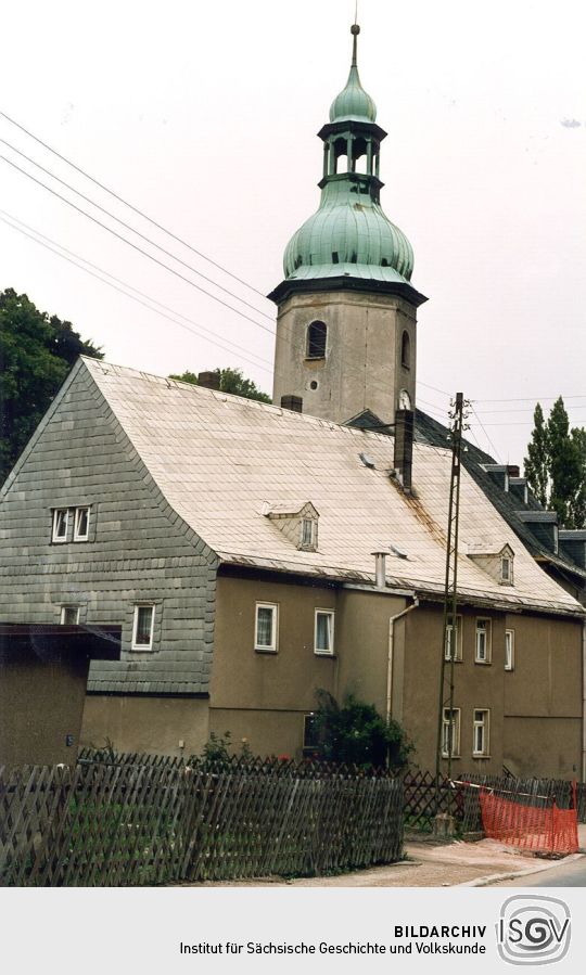 Wohnhaus und Kirche in Schönheide