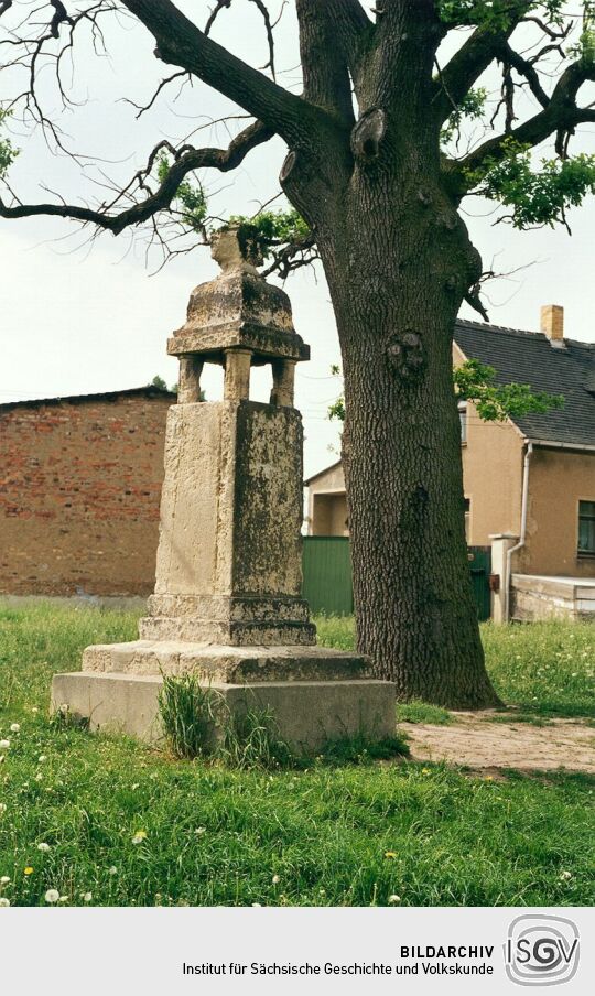 Kriegerdenkmal am Dorfplatz von Kupsal