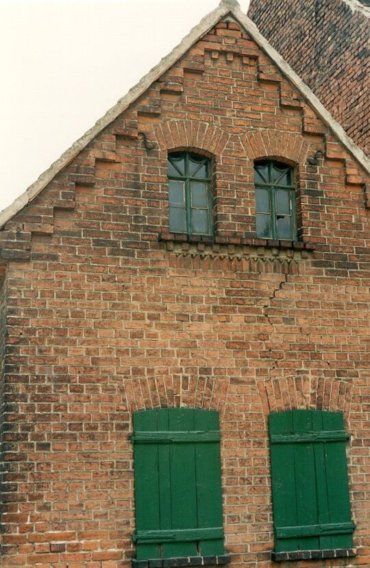 Giebel mit alten Fenstern an der Haupstraße in Mörtitz