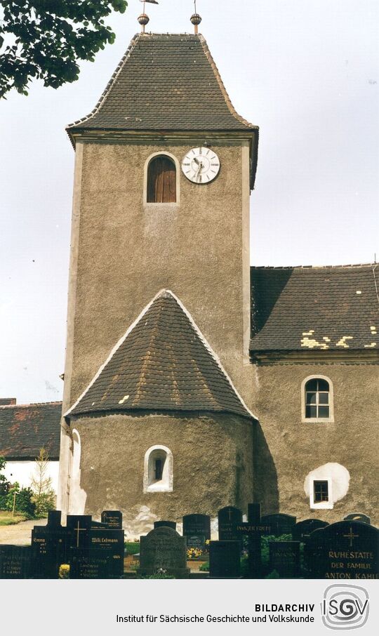 Kirche und Friedhof in Behlitz