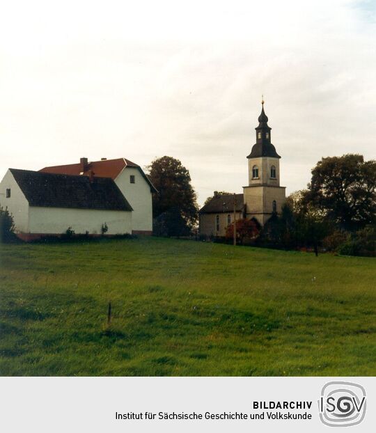 Kirche und Bauernhof in Nauenhain