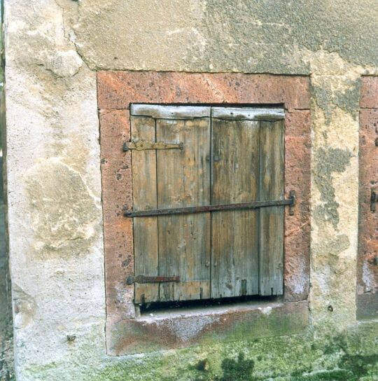 Fenster eines leerstehenden Geringswalder Wohnhauses