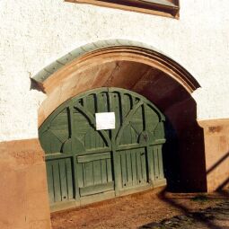 Bild: Eingangstür der Kirche in Rochlitz
