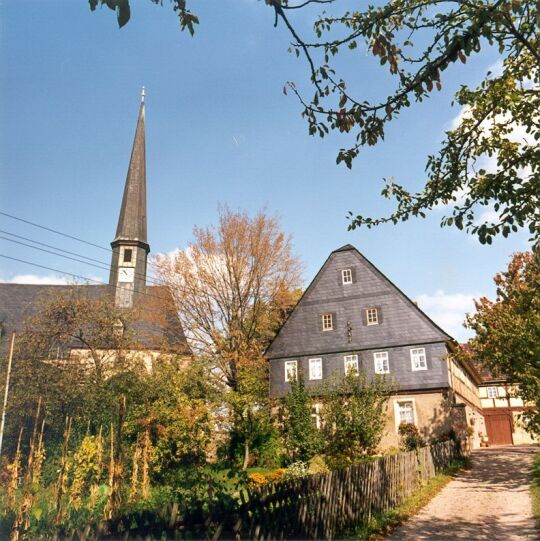 Kirche und Pfarrhaus in Erlau