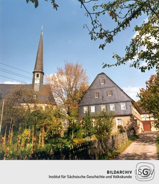 Kirche und Pfarrhaus in Erlau
