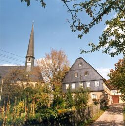 Bild: Kirche und Pfarrhaus in Erlau