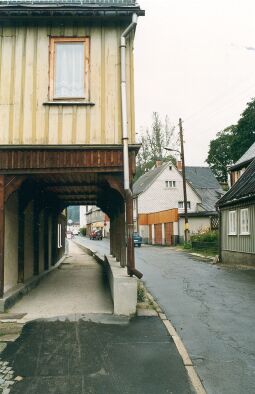 Bild: Wohnhaus mit Laubengang in Klingenthal