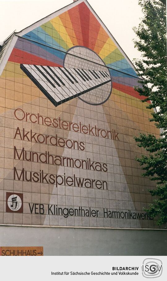 Reklame am Giebel eines Klingenthaler Wohnhauses