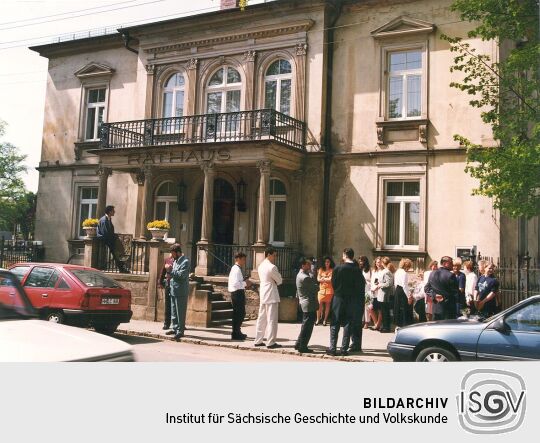 Hochzeitsgesellschaft vor dem Moritzburger Rathaus