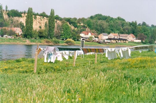 Wäschetrockenplatz und Werft an der Elbe bei Zehren