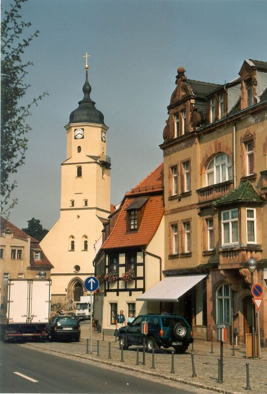 Blick vom Nossener Markt zur Kirche