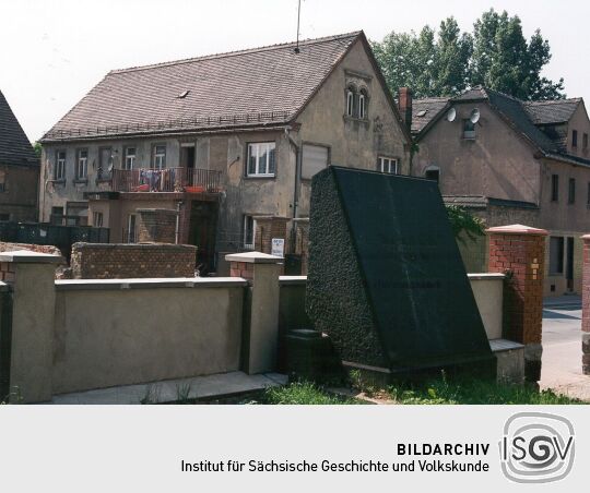 Friedhof mit Grabstein in Otterwisch