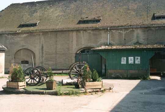 Heuwagen im Hof eines ehemaligen Gutshofes