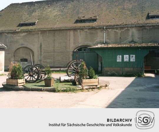 Heuwagen im Hof eines ehemaligen Gutshofes