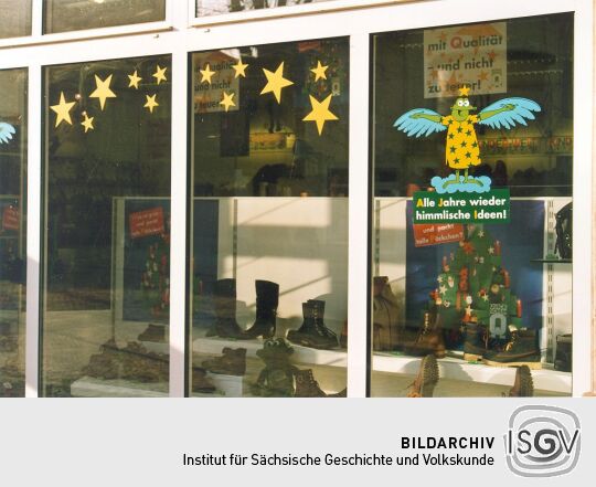 Weihnachtlich geschmücktes Schuhgeschäft in Radebeul